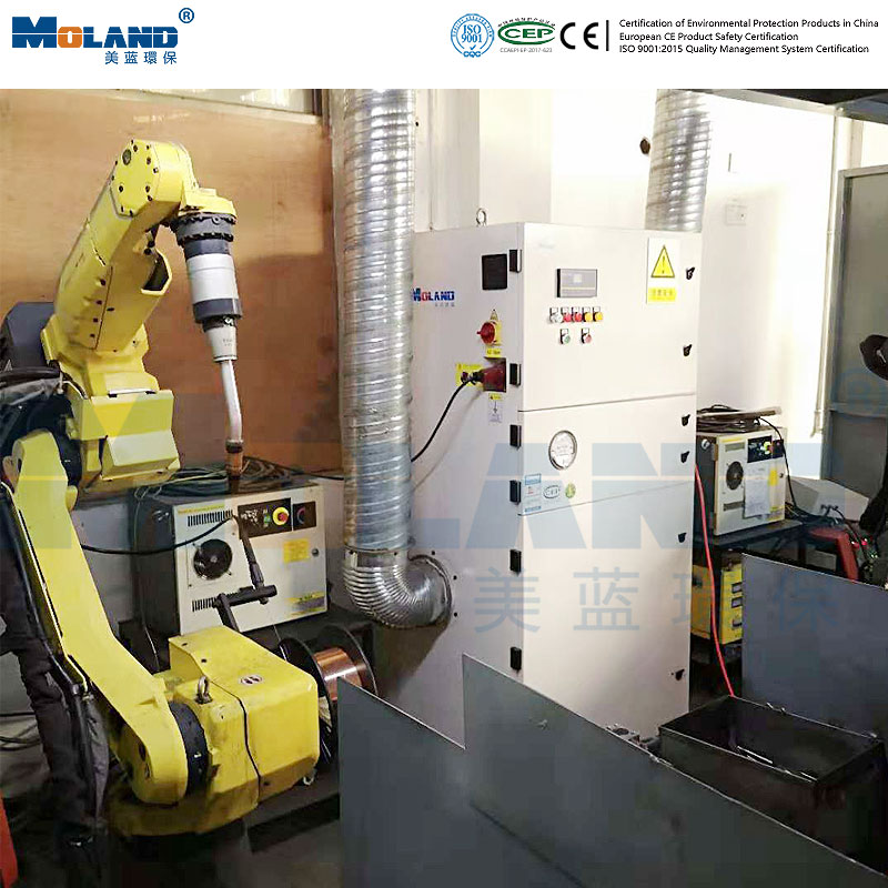 Dust removal in robot workstation